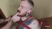 Jackson Fader bläst Mitch Tyler