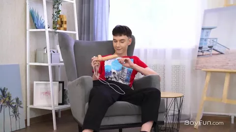 Karol Gajda fickt sich mit einem Dildo