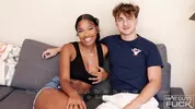 Allen Cole fickt Brianna Moore auf dem Tisch und spritzt kräftig ab!