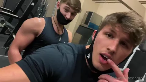 Josh & Zach se font lécher la rondelle à la salle de sport