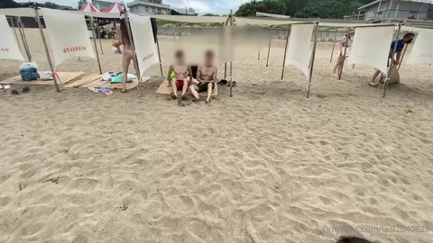 Enges asiatisches Loch wird von zwei Freunden gefickt