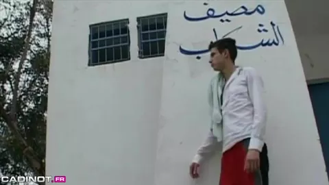 Teen arabe avec grosse bite baise son ami