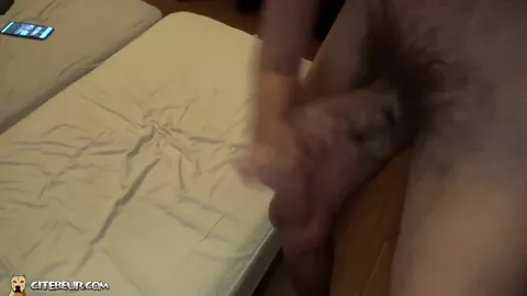 Árabe bañado en leche por otro árabe