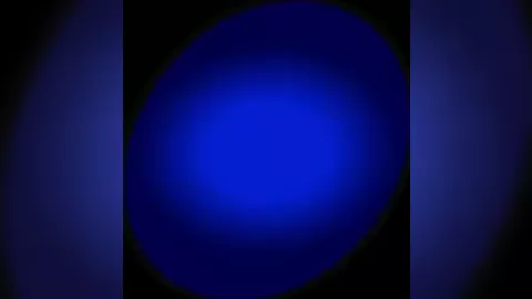 Árabe bañado en leche por otro árabe