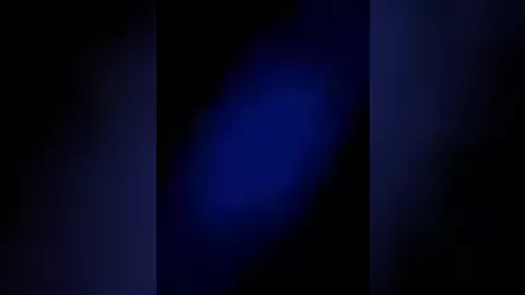 Chupapollas encapuchado en los sótanos