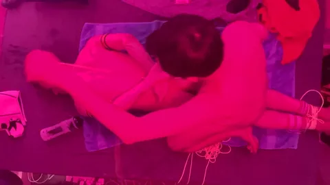 Yeux bandés et poings liés