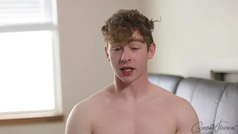 Wyatt wichst unter der Dusche