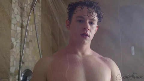 Wyatt wichst unter der Dusche