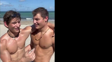 Reno & Tony auf der öffentlichen Toilette