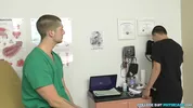 Trois jeunes mecs baisent à l'infirmerie du lycée - Matt Steel, Dr Ryder, Johnny Hunter