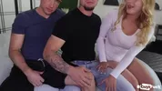 Manzo peloso Grant Reed in flip-fuck con Jeremy Barker e la MILF Lindsay Lee