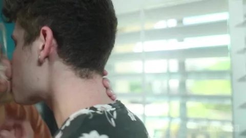 Jeune étalon déflore la rondelle d’un jeune homme blond – Silas Brooks & Ezra Tanner