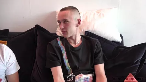 Um ucraniano de 19 anos que estou hospedando me come