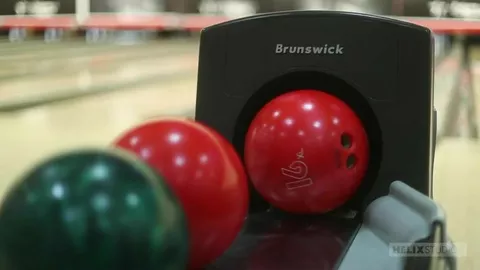 Lección de bolos – Aiden Garcia, Dante Clark