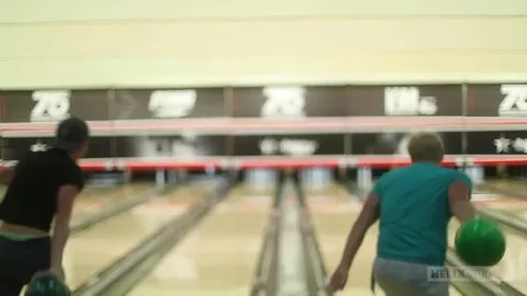 Lezione di bowling – Aiden Garcia, Dante Clark