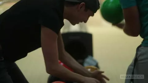 Lección de bolos – Aiden Garcia, Dante Clark