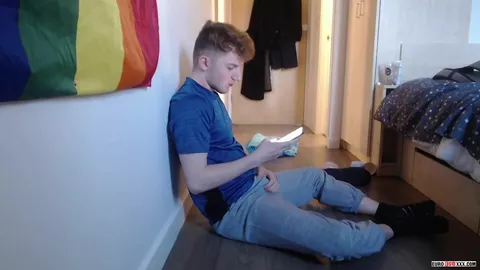 Un jovencito y su dildo