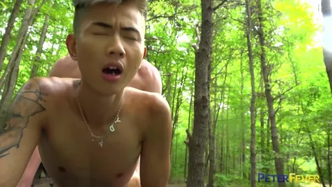 Jeune asiatique baisé sans capote dans les bois
