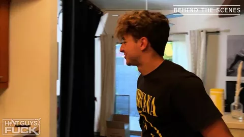 Beau gosse fait ses débuts dans le porno hétéro