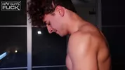Beau gosse fait ses débuts dans le porno hétéro