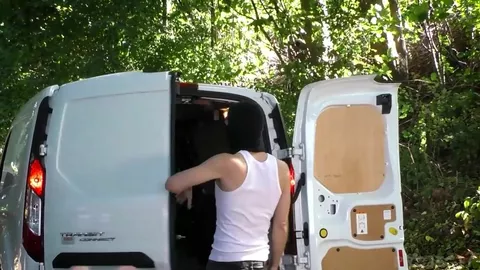 Choppé et v**lé dans une fourgonnette