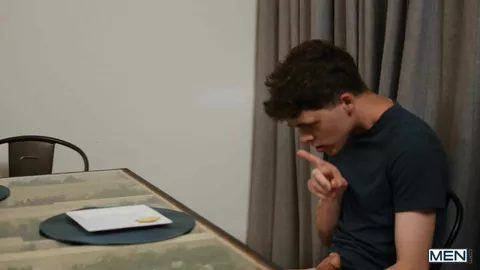 Scopato sotto il tavolo del ristorante – Daniel, Caden, Troye Dean