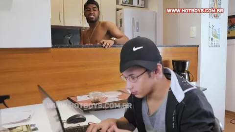Passif insatiable avec un beau cul bien cambré – Kaua, Jhon Novinho