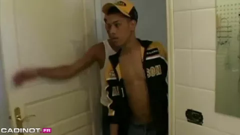 Minets arabes baisent sous la douche