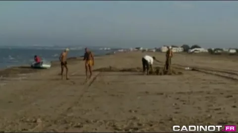 Pris en sandwich par deux arabes chauds