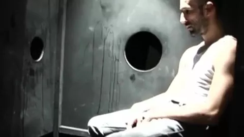 Tío moreno bien dotado mama en el backroom