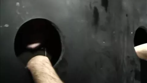 Tipo abbronzato super dotato fa un pompino in backroom