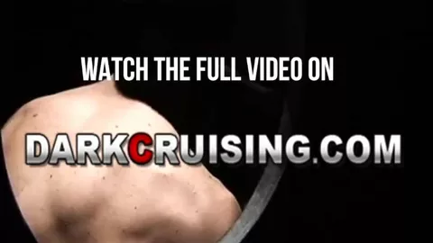 Tío moreno bien dotado mama en el backroom