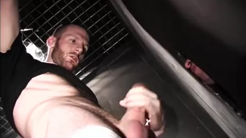 Una mamada en los gloryholes