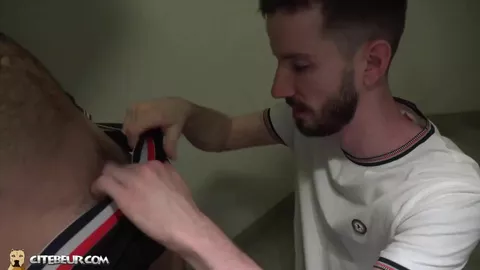 Reventado por una polla monstruosa en mi escalera