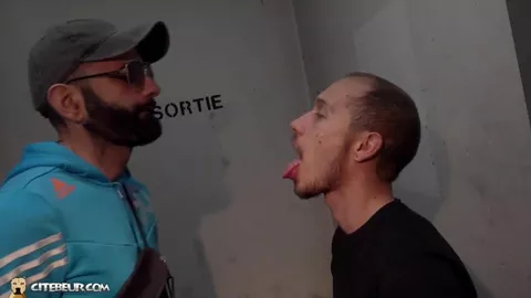 Sexe anal et ejac faciale dans un parking souterrain