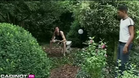 Tris di twink gay multietnico (nero, bianco e arabo)