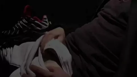 Geiler Typ spritzt in seine Sneaker an einem Gloryhole