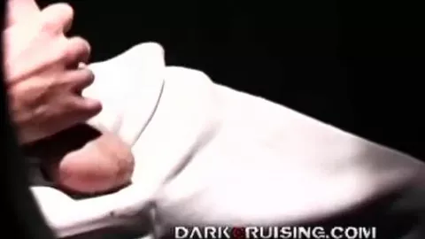 Tipo arrapato viene nelle sue sneakers a un gloryhole