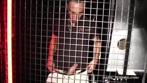 Geiler Typ spritzt in seine Sneaker an einem Gloryhole