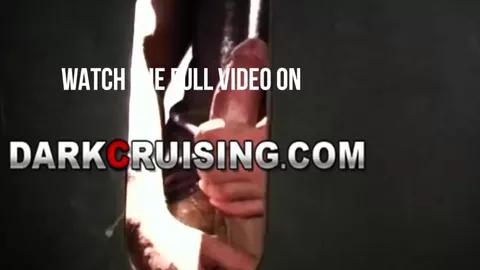 Tipo arrapato viene nelle sue sneakers a un gloryhole