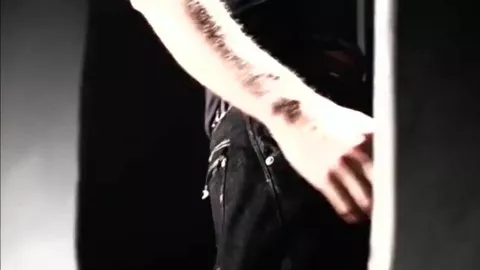 Latino musclé avec un sexe XXL