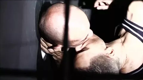 Latino musclé avec un sexe XXL