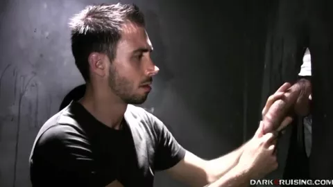 Giovane succhia un grosso cazzo in un glory hole