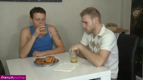 Esse casal atiça o amigo hétero