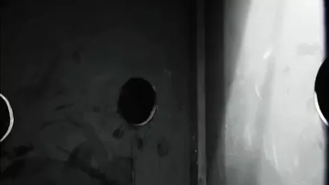 Se traga BBC en los gloryholes