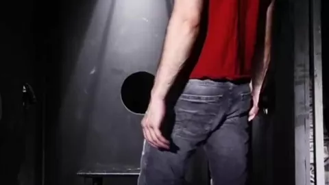 Succhia BBC ai gloryhole