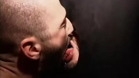 Dominanter Top versteckt sich in den Backrooms