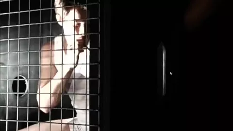 Junger Kerl im Käfig eingesperrt