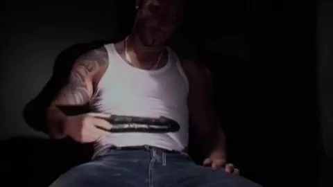 Porta il dildo in backroom e si esibisce