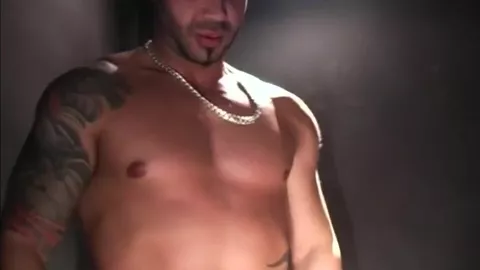 Porta il dildo in backroom e si esibisce